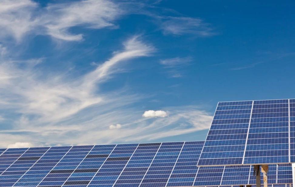 The global solar glass market is expected to be valued at approximately USD 21.1 billion in 2027